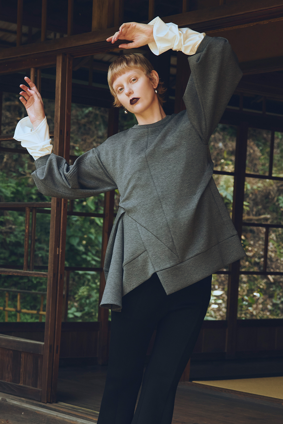 DOUBLE CURVE SLEEVE TOP
