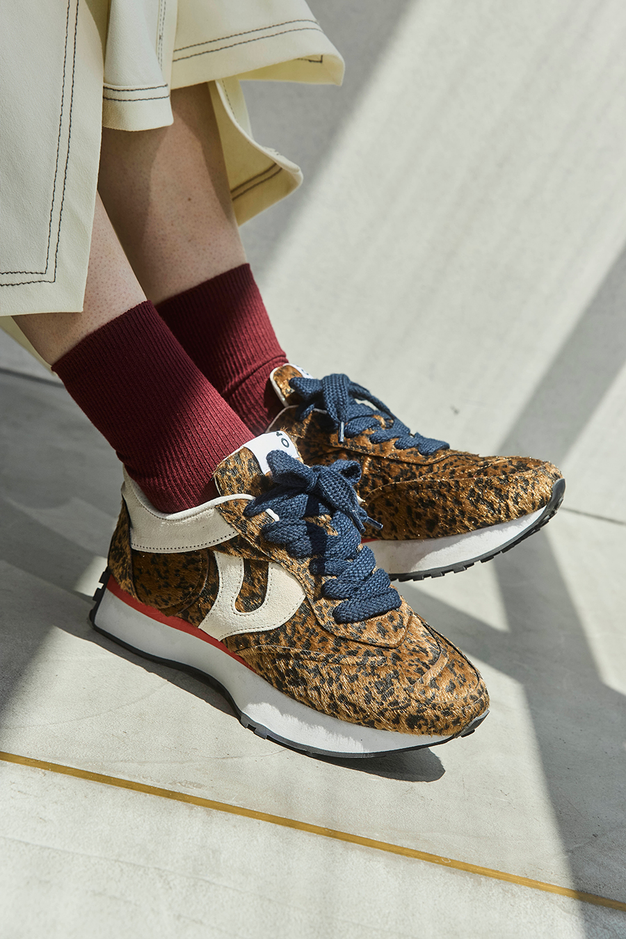 ROUND CUT PATTERN SNEAKERS